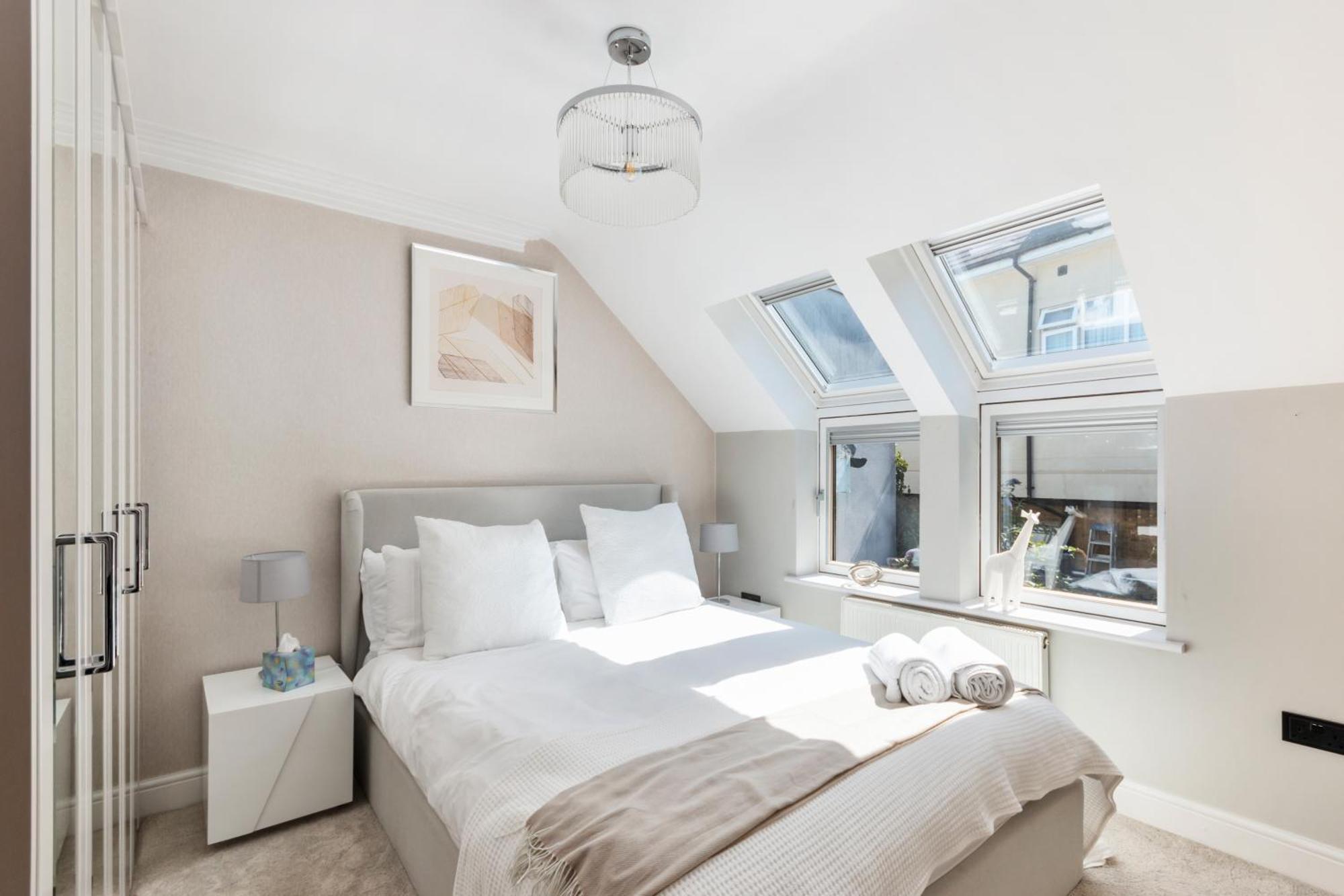Weybridge - 2 Bed - Parking Lejlighed Eksteriør billede