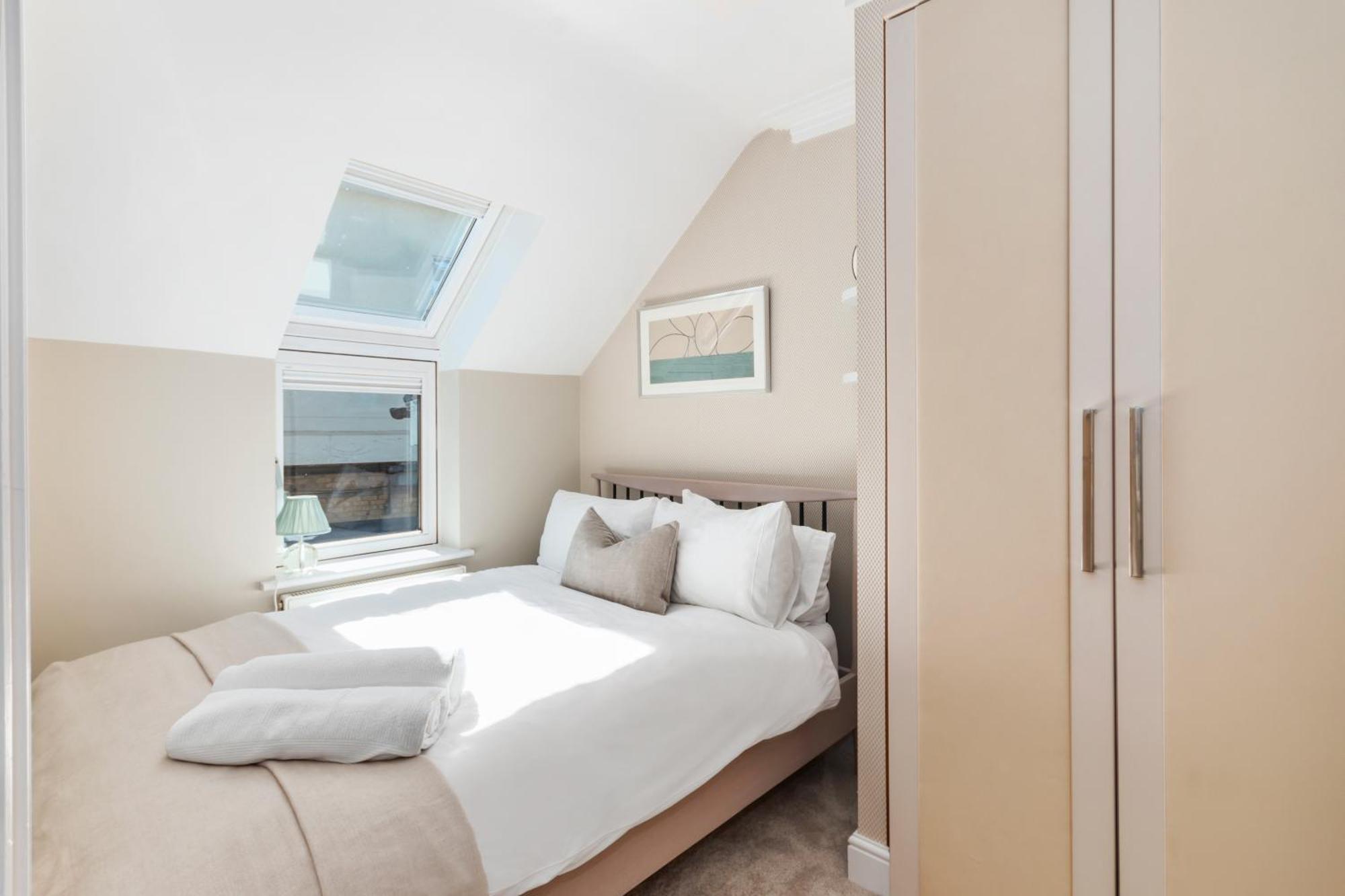 Weybridge - 2 Bed - Parking Lejlighed Eksteriør billede